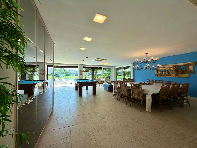 Sobrado beira lago no Bosques de Atlântida com 399 m², 5 suítes, piscina em concreto, living com 5 ambientes e acabamento de alto padrão.: 19ª foto da galeria de imagens do imóvel