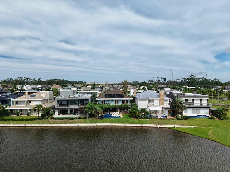 Sobrado beira lago no Bosques de Atlântida com 399 m², 5 suítes, piscina em concreto, living com 5 ambientes e acabamento de alto padrão.: 41ª foto da galeria de imagens do imóvel