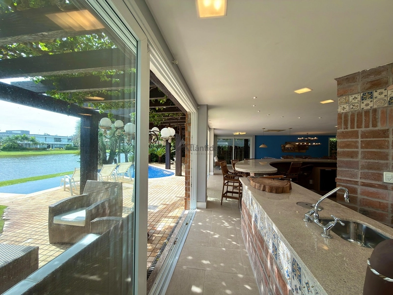 Sobrado beira lago no Bosques de Atlântida com 399 m², 5 suítes, piscina em concreto, living com 5 ambientes e acabamento de alto padrão.: 35ª foto da galeria de imagens do imóvel