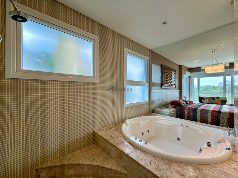 Sobrado beira lago no Bosques de Atlântida com 399 m², 5 suítes, piscina em concreto, living com 5 ambientes e acabamento de alto padrão.: 7ª foto da galeria de imagens do imóvel