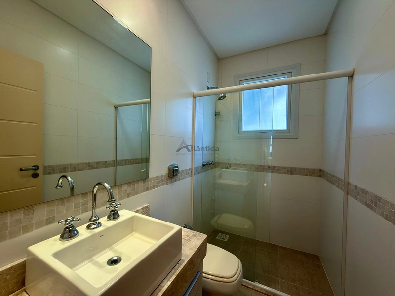 Sobrado beira lago no Bosques de Atlântida com 399 m², 5 suítes, piscina em concreto, living com 5 ambientes e acabamento de alto padrão.: 12ª foto da galeria de imagens do imóvel