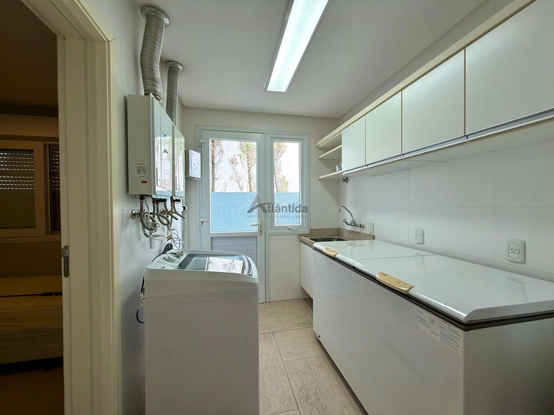 Sobrado beira lago no Bosques de Atlântida com 399 m², 5 suítes, piscina em concreto, living com 5 ambientes e acabamento de alto padrão.: 37ª foto da galeria de imagens do imóvel