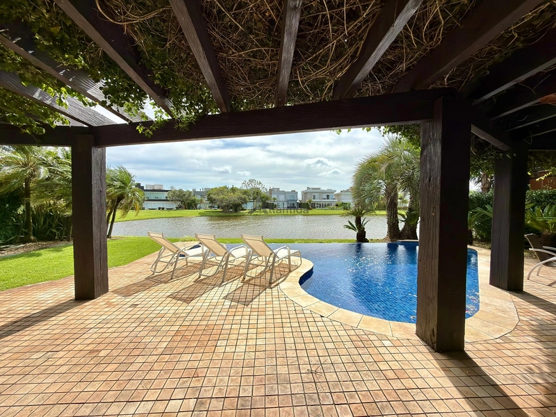 Sobrado beira lago no Bosques de Atlântida com 399 m², 5 suítes, piscina em concreto, living com 5 ambientes e acabamento de alto padrão.: 27ª foto da galeria de imagens do imóvel