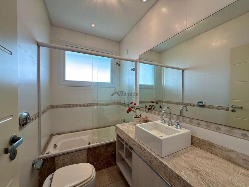 Sobrado beira lago no Bosques de Atlântida com 399 m², 5 suítes, piscina em concreto, living com 5 ambientes e acabamento de alto padrão.: 4ª foto da galeria de imagens do imóvel