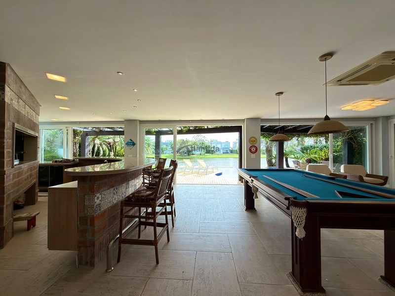 Sobrado beira lago no Bosques de Atlântida com 399 m², 5 suítes, piscina em concreto, living com 5 ambientes e acabamento de alto padrão.: 22ª foto da galeria de imagens do imóvel