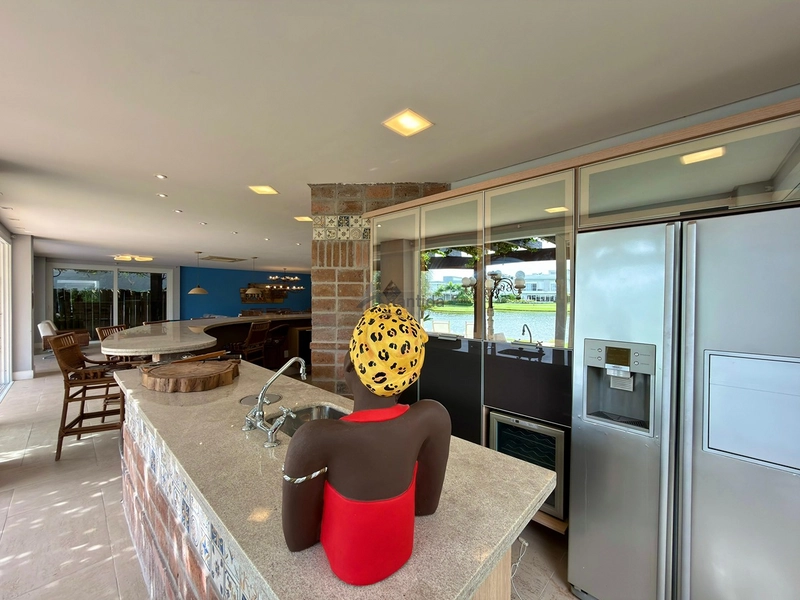 Sobrado beira lago no Bosques de Atlântida com 399 m², 5 suítes, piscina em concreto, living com 5 ambientes e acabamento de alto padrão.: 34ª foto da galeria de imagens do imóvel
