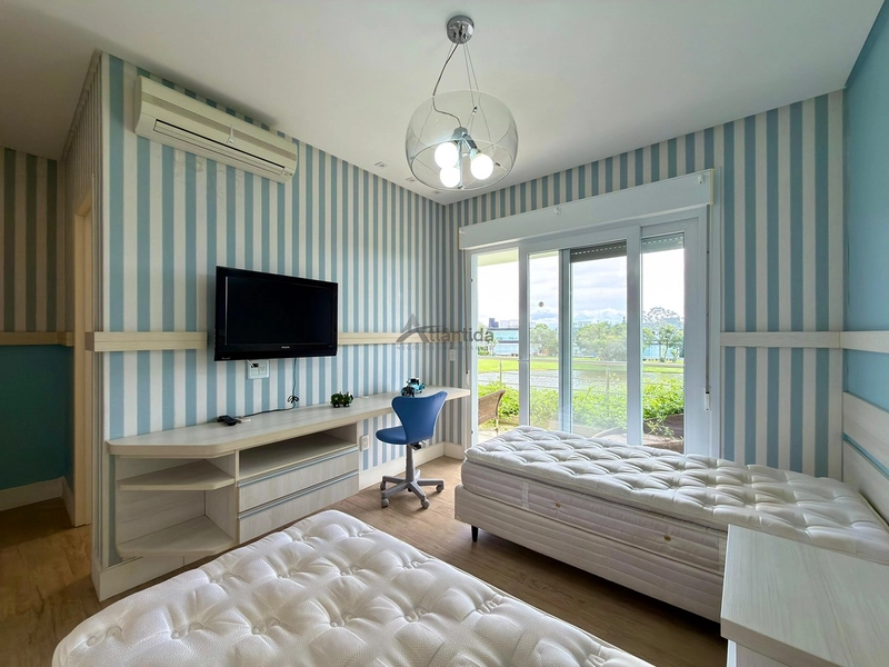 Sobrado beira lago no Bosques de Atlântida com 399 m², 5 suítes, piscina em concreto, living com 5 ambientes e acabamento de alto padrão.: 9ª foto da galeria de imagens do imóvel