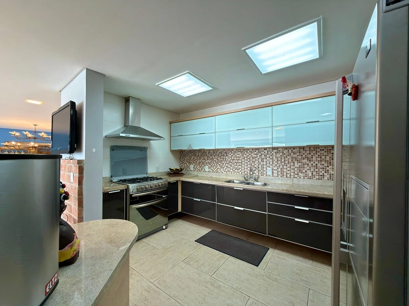 Sobrado beira lago no Bosques de Atlântida com 399 m², 5 suítes, piscina em concreto, living com 5 ambientes e acabamento de alto padrão.: 38ª foto da galeria de imagens do imóvel