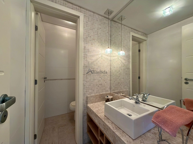 Sobrado beira lago no Bosques de Atlântida com 399 m², 5 suítes, piscina em concreto, living com 5 ambientes e acabamento de alto padrão.: 39ª foto da galeria de imagens do imóvel