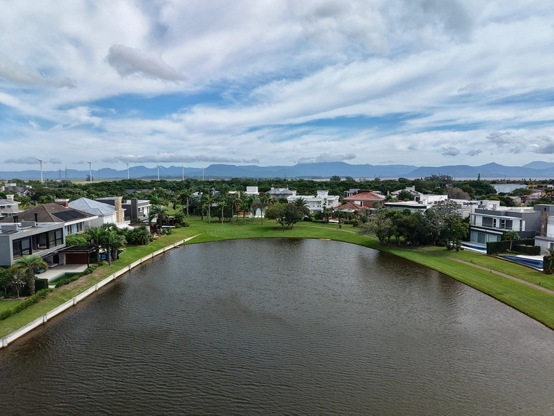 Sobrado beira lago no Bosques de Atlântida com 399 m², 5 suítes, piscina em concreto, living com 5 ambientes e acabamento de alto padrão.: 14ª foto da galeria de imagens do imóvel