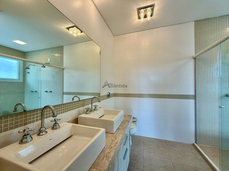 Sobrado beira lago no Bosques de Atlântida com 399 m², 5 suítes, piscina em concreto, living com 5 ambientes e acabamento de alto padrão.: 6ª foto da galeria de imagens do imóvel