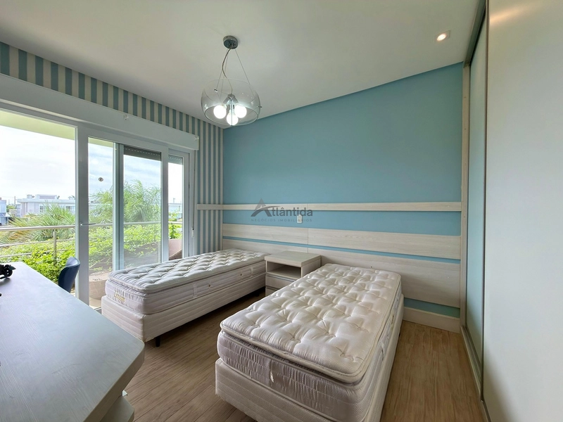 Sobrado beira lago no Bosques de Atlântida com 399 m², 5 suítes, piscina em concreto, living com 5 ambientes e acabamento de alto padrão.: 8ª foto da galeria de imagens do imóvel