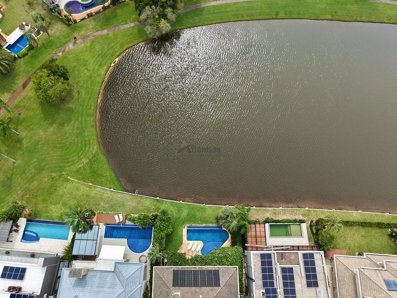 Sobrado beira lago no Bosques de Atlântida com 399 m², 5 suítes, piscina em concreto, living com 5 ambientes e acabamento de alto padrão.: 42ª foto da galeria de imagens do imóvel