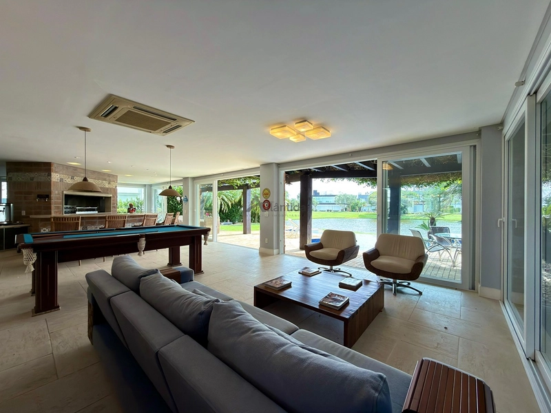 Sobrado beira lago no Bosques de Atlântida com 399 m², 5 suítes, piscina em concreto, living com 5 ambientes e acabamento de alto padrão.: 17ª foto da galeria de imagens do imóvel