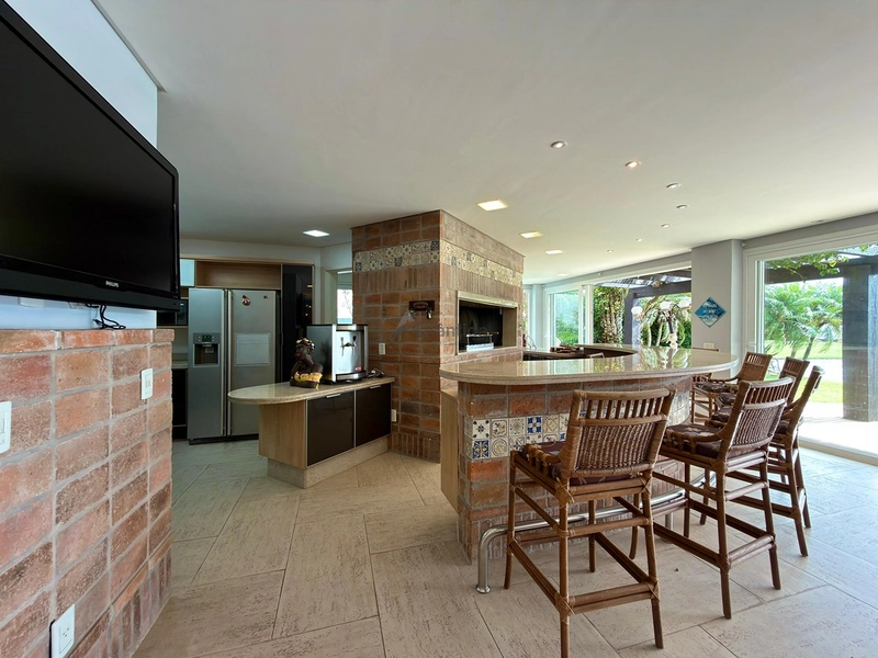 Sobrado beira lago no Bosques de Atlântida com 399 m², 5 suítes, piscina em concreto, living com 5 ambientes e acabamento de alto padrão.: 24ª foto da galeria de imagens do imóvel