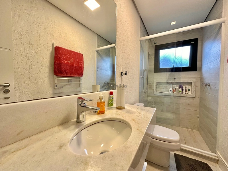 Casa no Condomínio Carmel com 215 m², 3 suítes, ambientes integrados, cortinas automatizadas e excelente localização na Avenida Central de Atlântida.: 9ª foto da galeria de imagens do imóvel