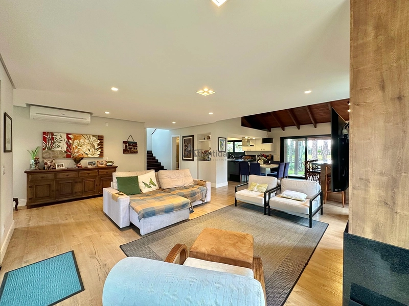 Casa no Condomínio Carmel com 215 m², 3 suítes, ambientes integrados, cortinas automatizadas e excelente localização na Avenida Central de Atlântida.: 3ª foto da galeria de imagens do imóvel