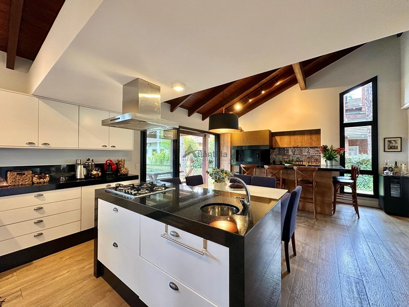 Casa no Condomínio Carmel com 215 m², 3 suítes, ambientes integrados, cortinas automatizadas e excelente localização na Avenida Central de Atlântida.: 6ª foto da galeria de imagens do imóvel