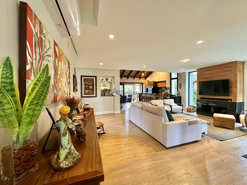 Casa no Condomínio Carmel com 215 m², 3 suítes, ambientes integrados, cortinas automatizadas e excelente localização na Avenida Central de Atlântida.: 2ª foto da galeria de imagens do imóvel