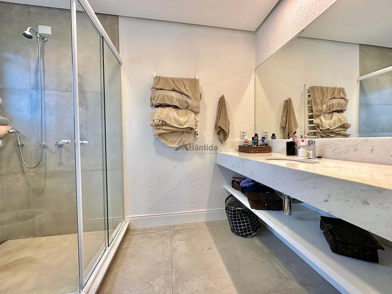 Casa no Condomínio Carmel com 215 m², 3 suítes, ambientes integrados, cortinas automatizadas e excelente localização na Avenida Central de Atlântida.: 11ª foto da galeria de imagens do imóvel