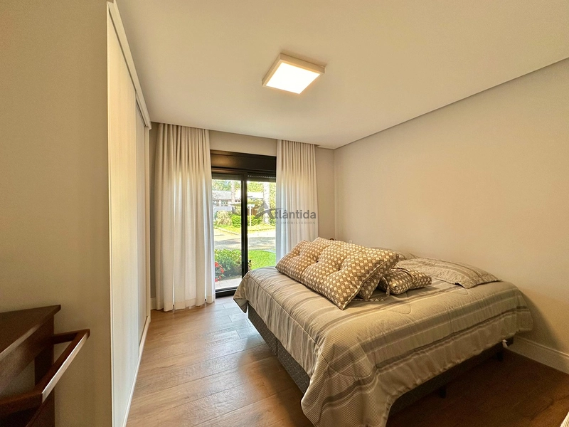 Casa no Condomínio Carmel com 215 m², 3 suítes, ambientes integrados, cortinas automatizadas e excelente localização na Avenida Central de Atlântida.: 19ª foto da galeria de imagens do imóvel