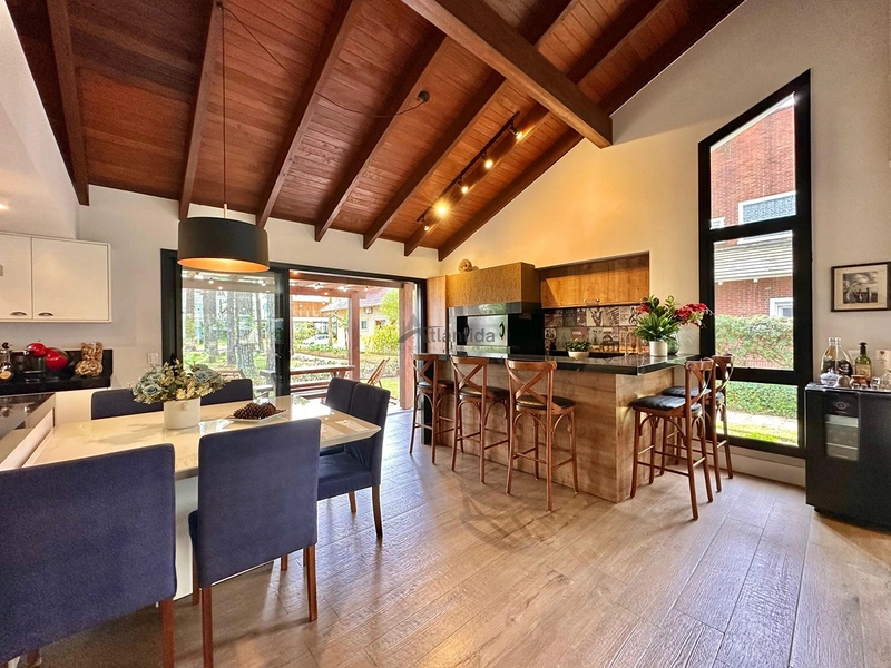 Casa no Condomínio Carmel com 215 m², 3 suítes, ambientes integrados, cortinas automatizadas e excelente localização na Avenida Central de Atlântida.: 8ª foto da galeria de imagens do imóvel