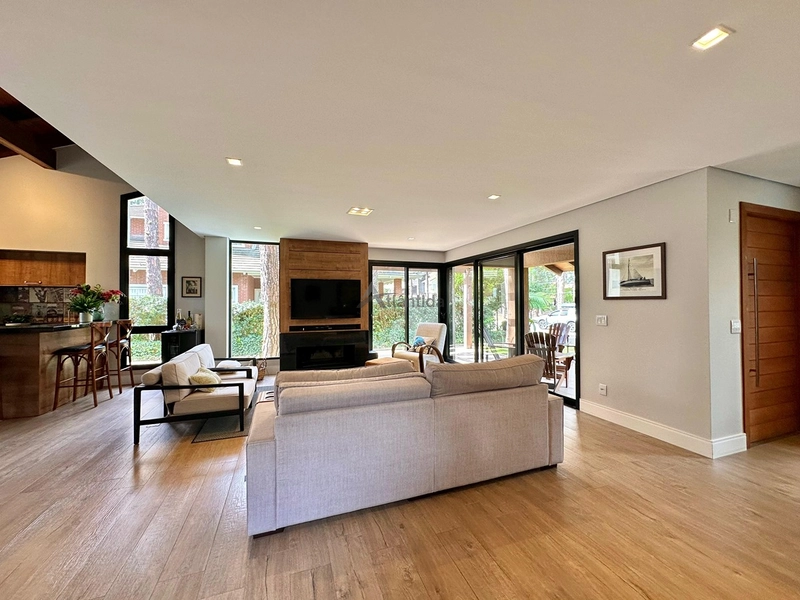 Casa no Condomínio Carmel com 215 m², 3 suítes, ambientes integrados, cortinas automatizadas e excelente localização na Avenida Central de Atlântida.: 15ª foto da galeria de imagens do imóvel