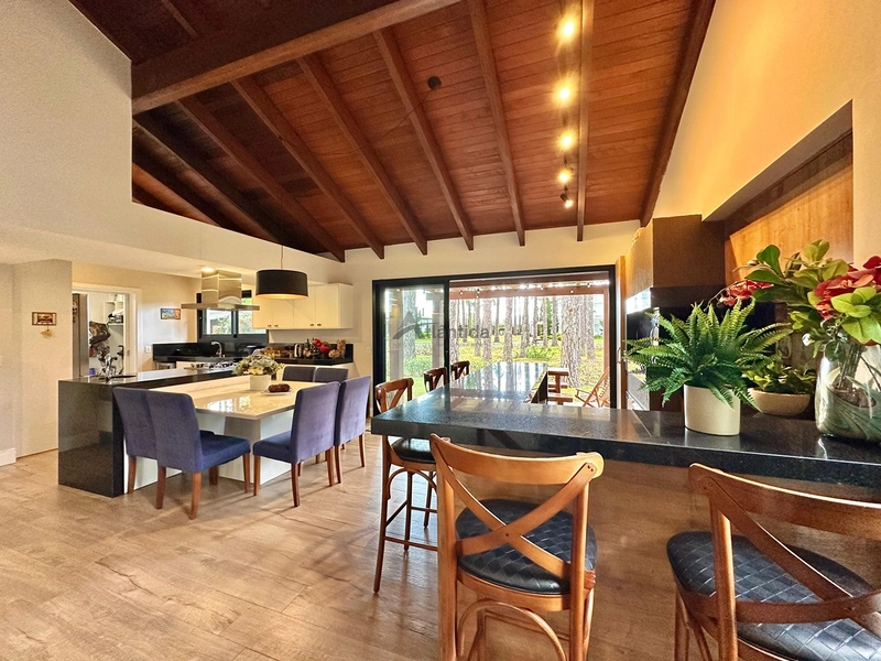 Casa no Condomínio Carmel com 215 m², 3 suítes, ambientes integrados, cortinas automatizadas e excelente localização na Avenida Central de Atlântida.: 5ª foto da galeria de imagens do imóvel