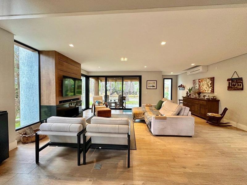 Casa no Condomínio Carmel com 215 m², 3 suítes, ambientes integrados, cortinas automatizadas e excelente localização na Avenida Central de Atlântida.: 4ª foto da galeria de imagens do imóvel