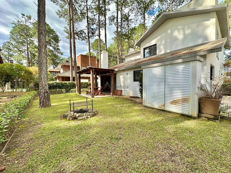 Casa no Condomínio Carmel com 215 m², 3 suítes, ambientes integrados, cortinas automatizadas e excelente localização na Avenida Central de Atlântida.: 16ª foto da galeria de imagens do imóvel