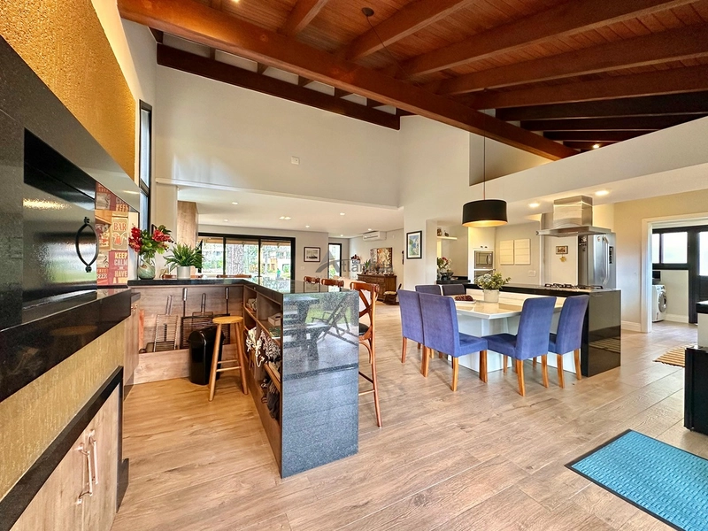 Casa no Condomínio Carmel com 215 m², 3 suítes, ambientes integrados, cortinas automatizadas e excelente localização na Avenida Central de Atlântida.: 13ª foto da galeria de imagens do imóvel