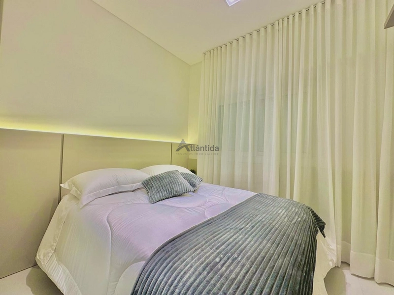Apartamento amplo a uma quadra do mar com rooftop completo.: 5ª foto da galeria de imagens do imóvel