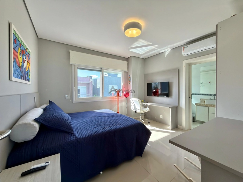 Sobrado frente lago no Condomínio Las Palmas com 280 m², 3 suítes, piscina aquecida, living integrado, mobiliado e decorado, em condomínio com infraestrutura completa.: 16ª foto da galeria de imagens do imóvel