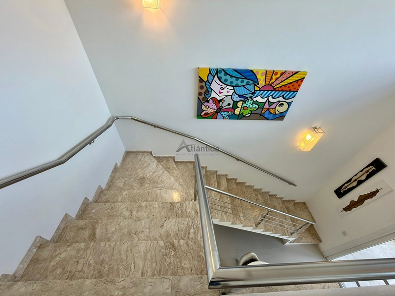 Sobrado frente lago no Condomínio Las Palmas com 280 m², 3 suítes, piscina aquecida, living integrado, mobiliado e decorado, em condomínio com infraestrutura completa.: 12ª foto da galeria de imagens do imóvel