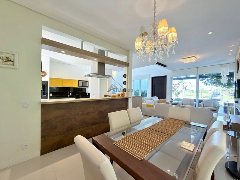 Sobrado frente lago no Condomínio Las Palmas com 280 m², 3 suítes, piscina aquecida, living integrado, mobiliado e decorado, em condomínio com infraestrutura completa.: 40ª foto da galeria de imagens do imóvel