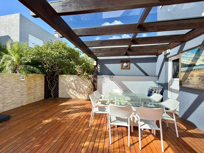 Sobrado frente lago no Condomínio Las Palmas com 280 m², 3 suítes, piscina aquecida, living integrado, mobiliado e decorado, em condomínio com infraestrutura completa.: 7ª foto da galeria de imagens do imóvel