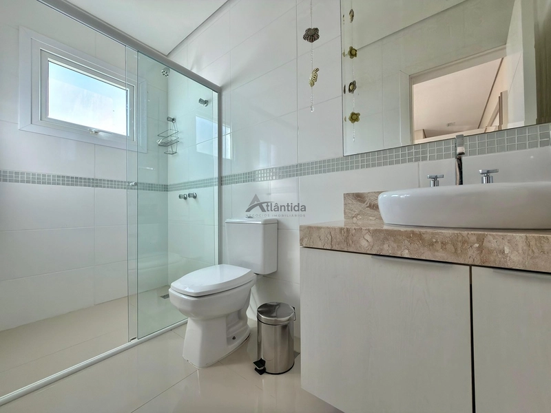 Sobrado frente lago no Condomínio Las Palmas com 280 m², 3 suítes, piscina aquecida, living integrado, mobiliado e decorado, em condomínio com infraestrutura completa.: 15ª foto da galeria de imagens do imóvel