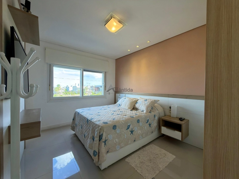 Sobrado frente lago no Condomínio Las Palmas com 280 m², 3 suítes, piscina aquecida, living integrado, mobiliado e decorado, em condomínio com infraestrutura completa.: 8ª foto da galeria de imagens do imóvel