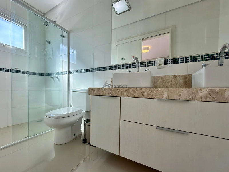 Sobrado frente lago no Condomínio Las Palmas com 280 m², 3 suítes, piscina aquecida, living integrado, mobiliado e decorado, em condomínio com infraestrutura completa.: 18ª foto da galeria de imagens do imóvel