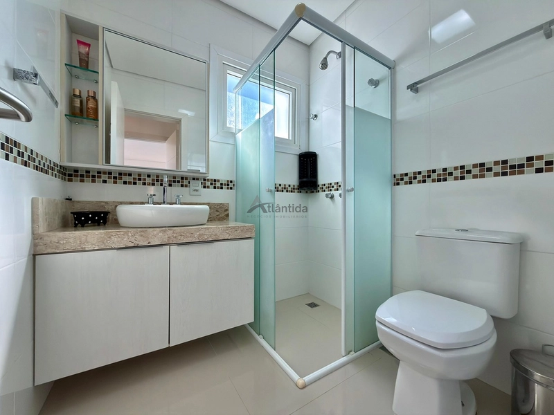 Sobrado frente lago no Condomínio Las Palmas com 280 m², 3 suítes, piscina aquecida, living integrado, mobiliado e decorado, em condomínio com infraestrutura completa.: 10ª foto da galeria de imagens do imóvel