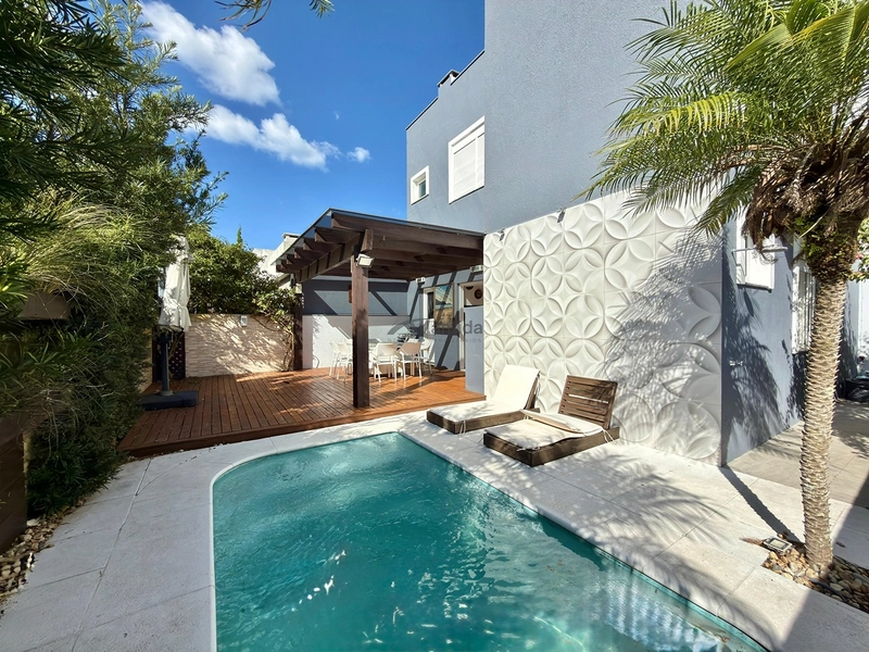 Sobrado frente lago no Condomínio Las Palmas com 280 m², 3 suítes, piscina aquecida, living integrado, mobiliado e decorado, em condomínio com infraestrutura completa.: 6ª foto da galeria de imagens do imóvel