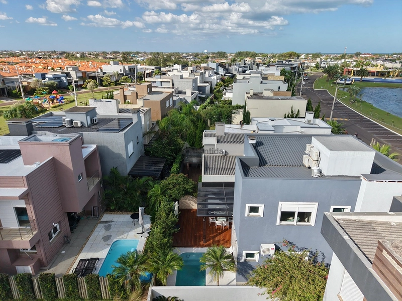 Sobrado frente lago no Condomínio Las Palmas com 280 m², 3 suítes, piscina aquecida, living integrado, mobiliado e decorado, em condomínio com infraestrutura completa.: 24ª foto da galeria de imagens do imóvel