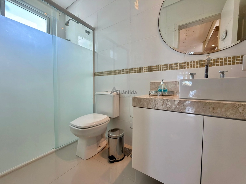 Sobrado frente lago no Condomínio Las Palmas com 280 m², 3 suítes, piscina aquecida, living integrado, mobiliado e decorado, em condomínio com infraestrutura completa.: 41ª foto da galeria de imagens do imóvel