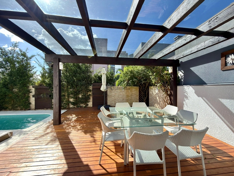 Sobrado frente lago no Condomínio Las Palmas com 280 m², 3 suítes, piscina aquecida, living integrado, mobiliado e decorado, em condomínio com infraestrutura completa.: 4ª foto da galeria de imagens do imóvel