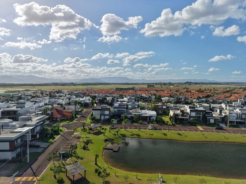 Sobrado frente lago no Condomínio Las Palmas com 280 m², 3 suítes, piscina aquecida, living integrado, mobiliado e decorado, em condomínio com infraestrutura completa.: 21ª foto da galeria de imagens do imóvel
