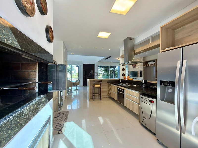 Sobrado frente lago no Condomínio Las Palmas com 280 m², 3 suítes, piscina aquecida, living integrado, mobiliado e decorado, em condomínio com infraestrutura completa.: 5ª foto da galeria de imagens do imóvel