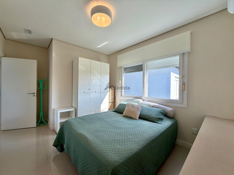 Sobrado frente lago no Condomínio Las Palmas com 280 m², 3 suítes, piscina aquecida, living integrado, mobiliado e decorado, em condomínio com infraestrutura completa.: 14ª foto da galeria de imagens do imóvel