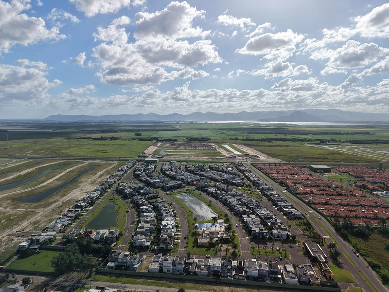 Sobrado frente lago no Condomínio Las Palmas com 280 m², 3 suítes, piscina aquecida, living integrado, mobiliado e decorado, em condomínio com infraestrutura completa.: 2ª foto da galeria de imagens do imóvel