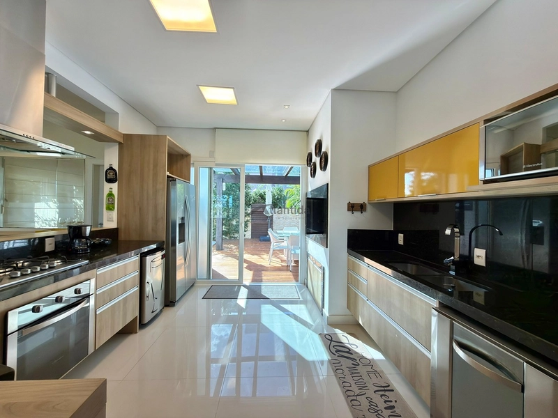 Sobrado frente lago no Condomínio Las Palmas com 280 m², 3 suítes, piscina aquecida, living integrado, mobiliado e decorado, em condomínio com infraestrutura completa.: 3ª foto da galeria de imagens do imóvel