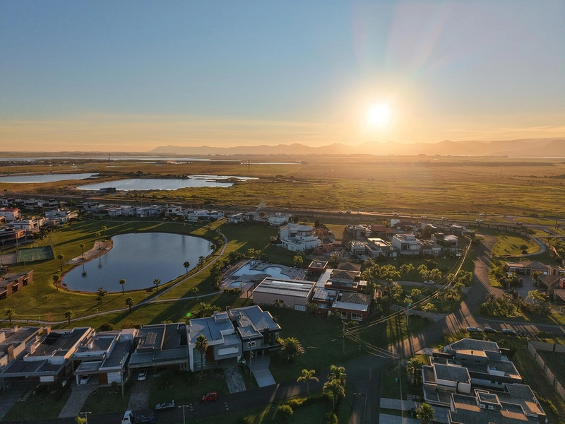 Sobrado de esquina em Xangri-Lá com 335,90 m², vista para o lago, living com pé-direito duplo, fire place e alto padrão construtivo.: 2ª foto da galeria de imagens do imóvel